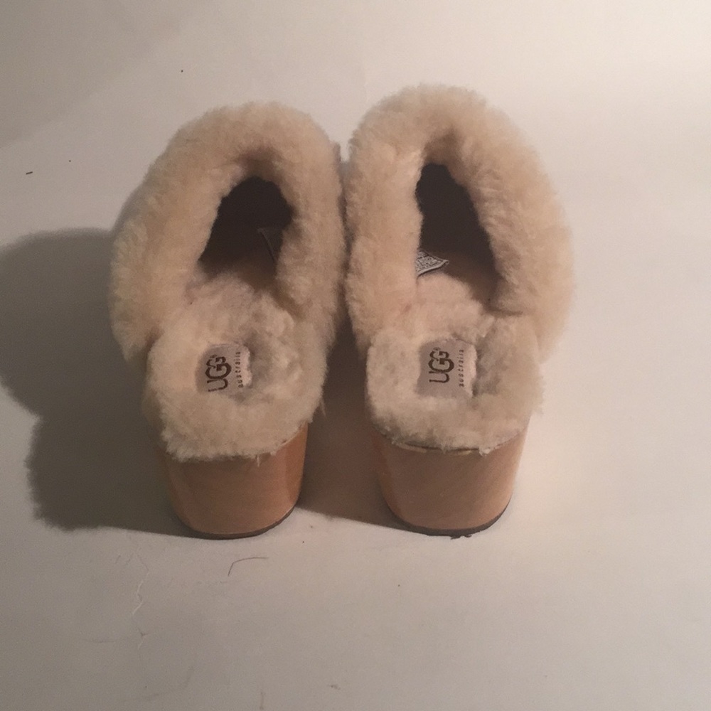 SOLD. Almost New Ugg Clog - Picture 4 of 9
